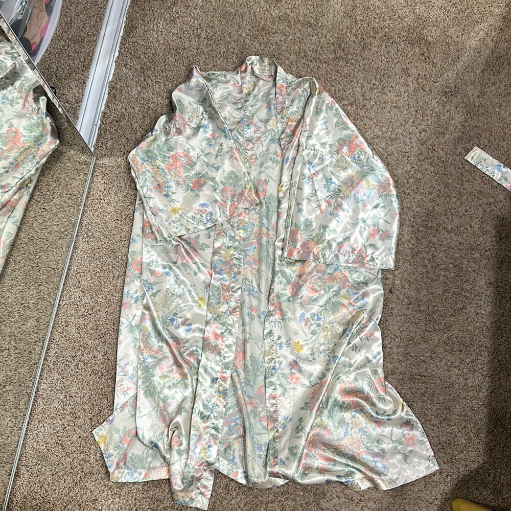 Victoria’s Secret vintage robe. Floral print. One size fits all